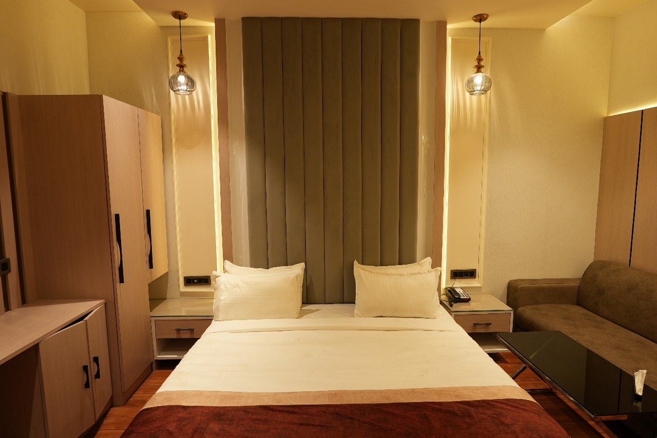 Hotel Seven Inn Khorabar Image